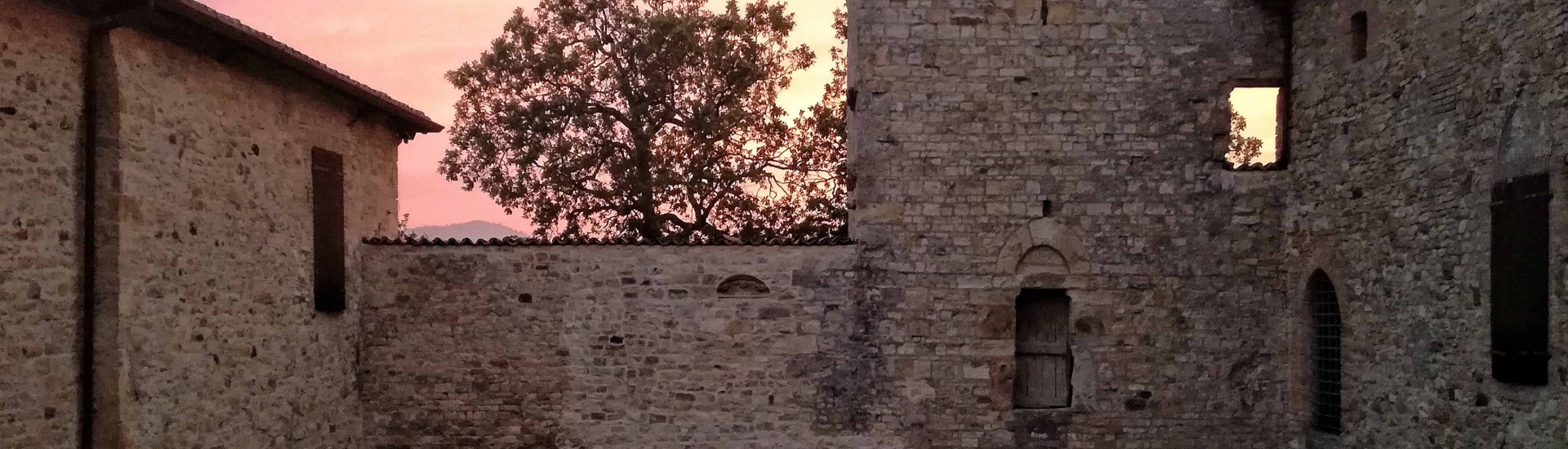 Castello di Contignaco - Corte interna all'ora del tramonto foto di: |Ph. Credits Castello di Contignaco 2018| - www.castellodicontignaco.it